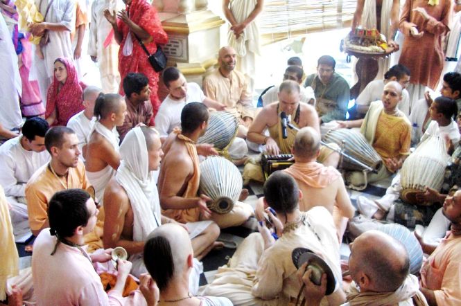 15 I (artigo - sadhana) Kirtana Glorificando o Senhor e Seus Santos Nomes (2150) (pn) (da)1