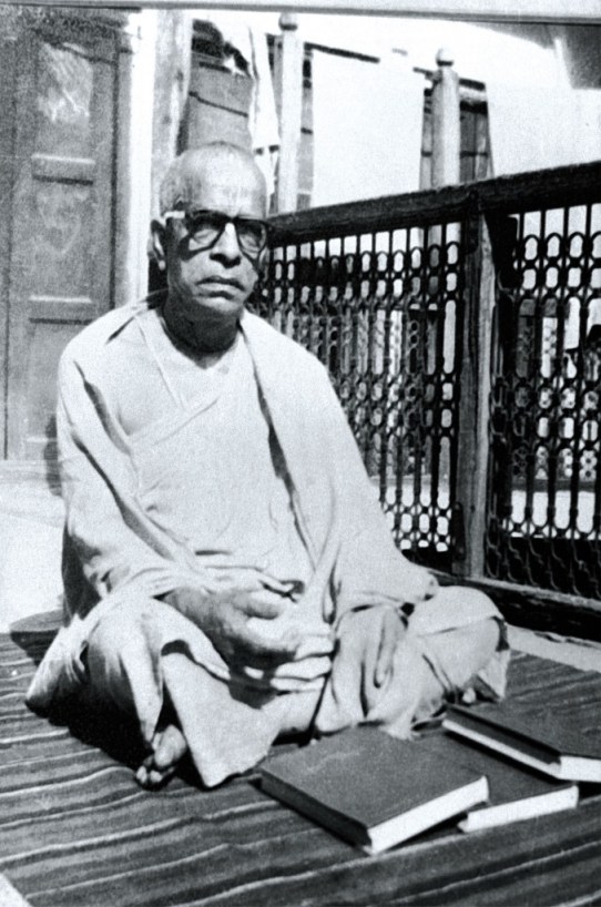 28 I (artigo - pregação) Srila Prabhupada, um Narada Muni Moderno (comemorado 29) (1800) (pn) (da)4