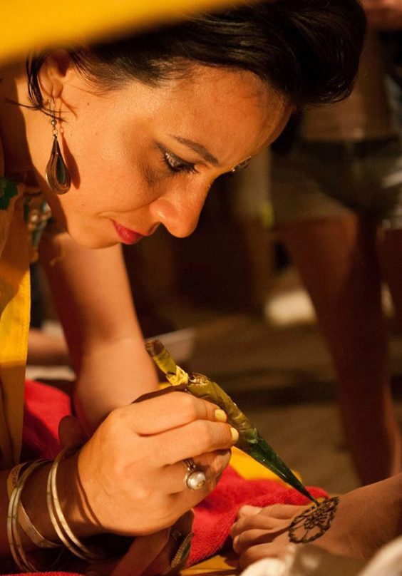 2 (entrevista - artes) Mehandi (1505) (bg)