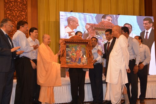 21 (notícia - alimentaç╞o) Programa de Distribuiç╞o de Alimentos da ISKCON Comemora 10 Anos (940) (bg)4