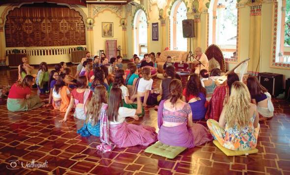 27 (notícia - educação) Reportagem Radha Krishna Camp (11)