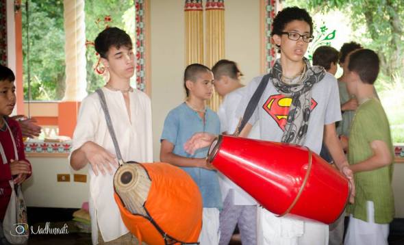 27 (notícia - educação) Reportagem Radha Krishna Camp (2)