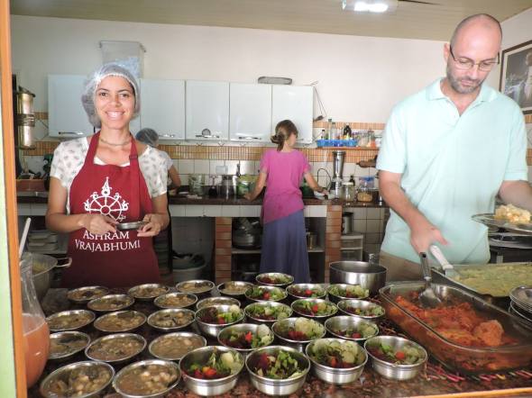 Alunos auxiliando na cozinha