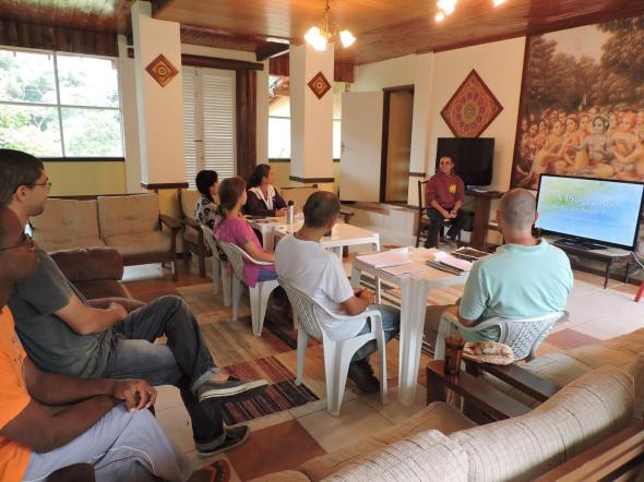 Alunos em estudo do Madhurya Kadambini. Todas as disciplinas do IBEV contam com recurso multimídia