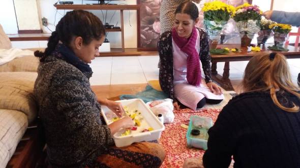 Devotas na aula de guirlandas